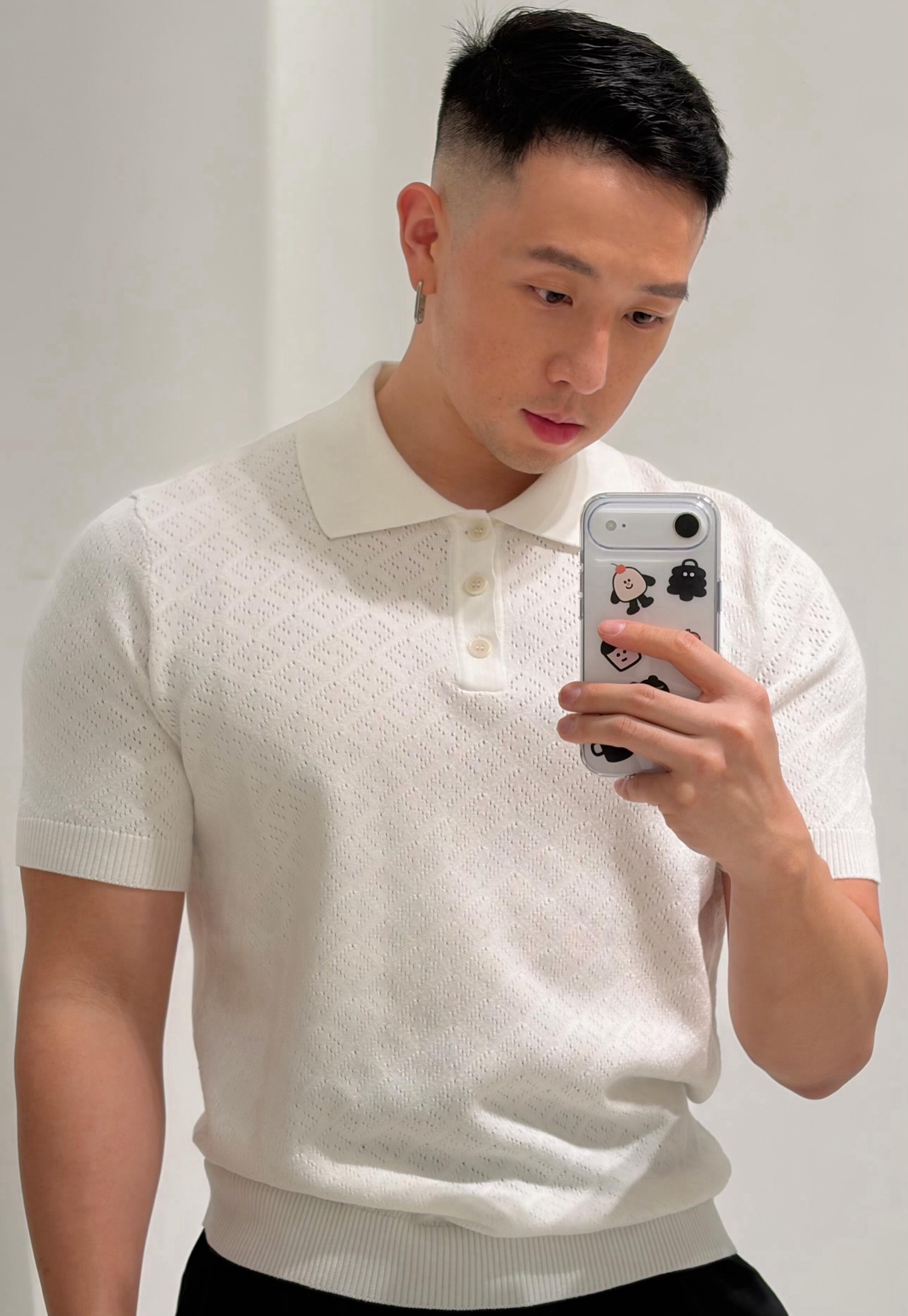 FENDI 镂空双F提花针织衫面料：60%绵，30%粘胶纤维，10%聚酯纤维。辅料：采用定染配色牛角扣，