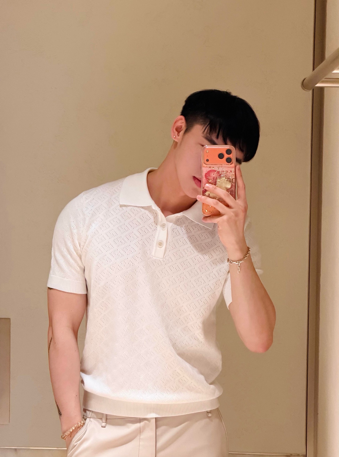 FENDI 镂空双F提花针织衫面料：60%绵，30%粘胶纤维，10%聚酯纤维。辅料：采用定染配色牛角扣，