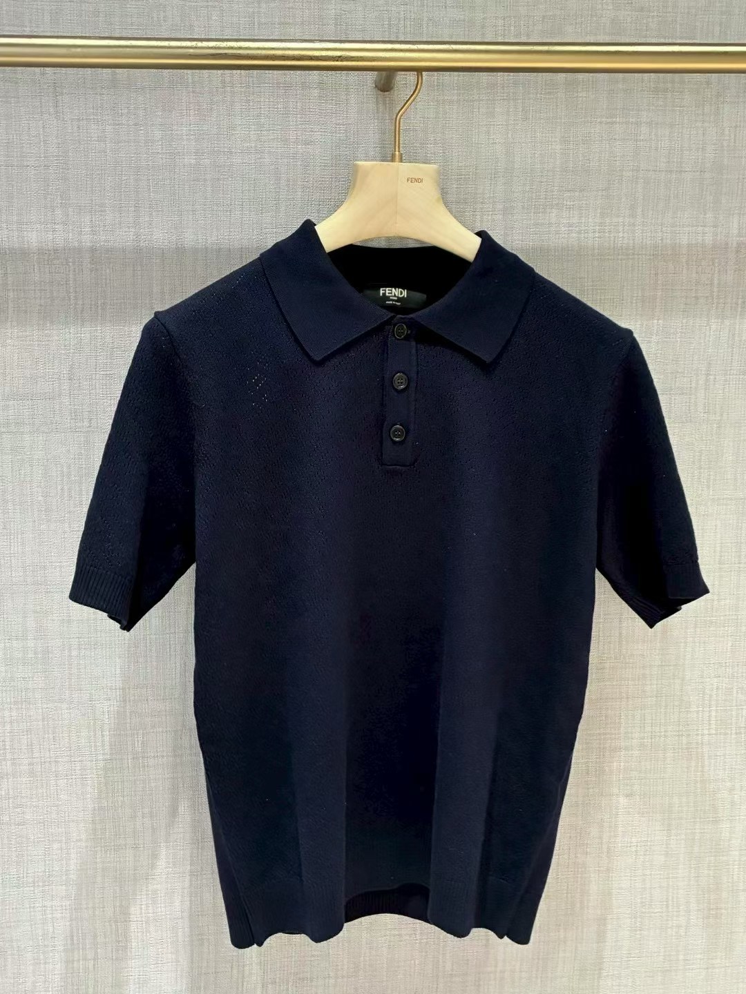FENDI 镂空双F提花针织衫面料：60%绵，30%粘胶纤维，10%聚酯纤维。辅料：采用定染配色牛角扣，