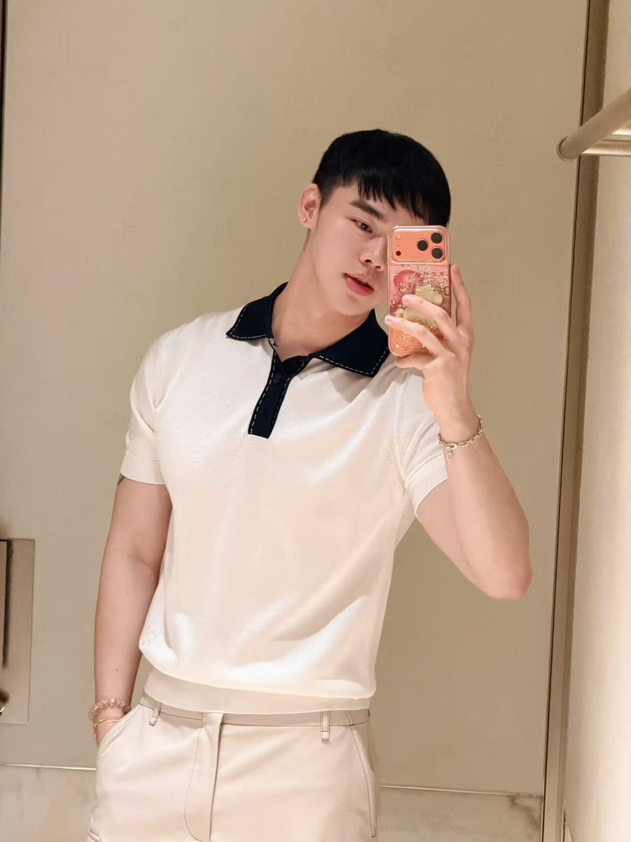 FENDI 提花标识针织POLO衫面料：采用90%粘胶纤维，5%氨纶，5%锦纶。辅料：采用定染配色牛角扣