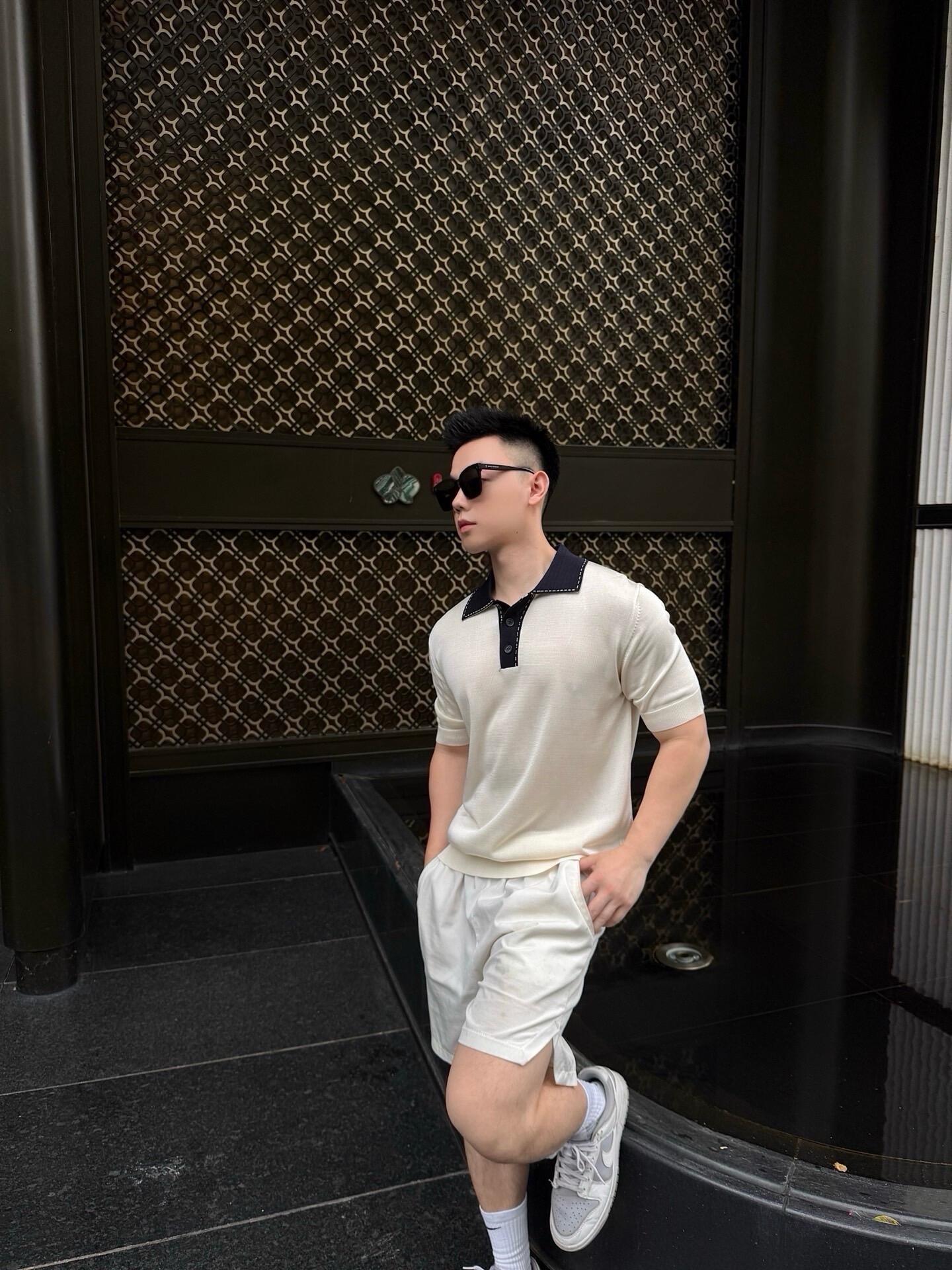 FENDI 提花标识针织POLO衫面料：采用90%粘胶纤维，5%氨纶，5%锦纶。辅料：采用定染配色牛角扣