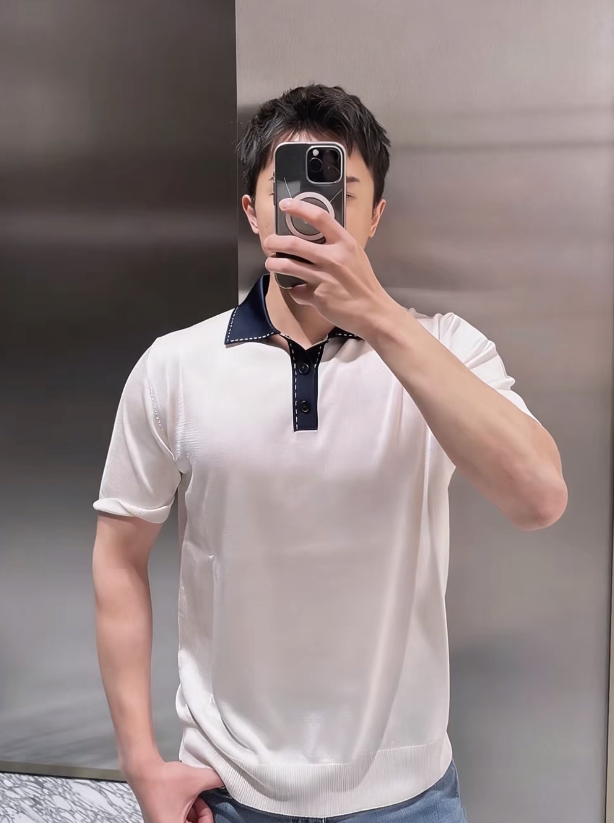 FENDI 提花标识针织POLO衫面料：采用90%粘胶纤维，5%氨纶，5%锦纶。辅料：采用定染配色牛角扣