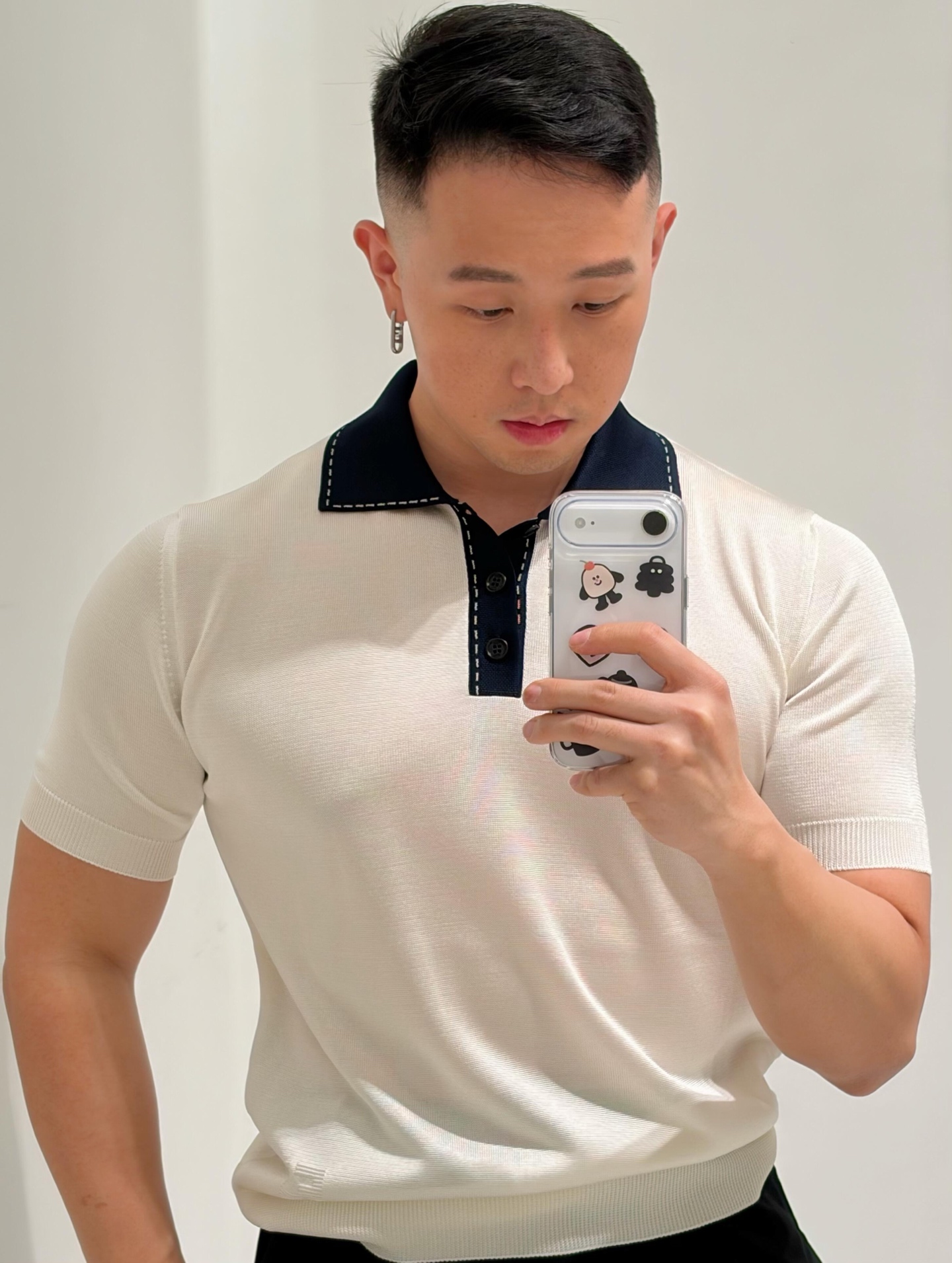 FENDI 提花标识针织POLO衫面料：采用90%粘胶纤维，5%氨纶，5%锦纶。辅料：采用定染配色牛角扣