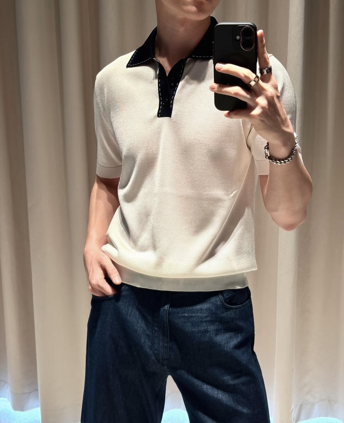 FENDI 提花标识针织POLO衫面料：采用90%粘胶纤维，5%氨纶，5%锦纶。辅料：采用定染配色牛角扣