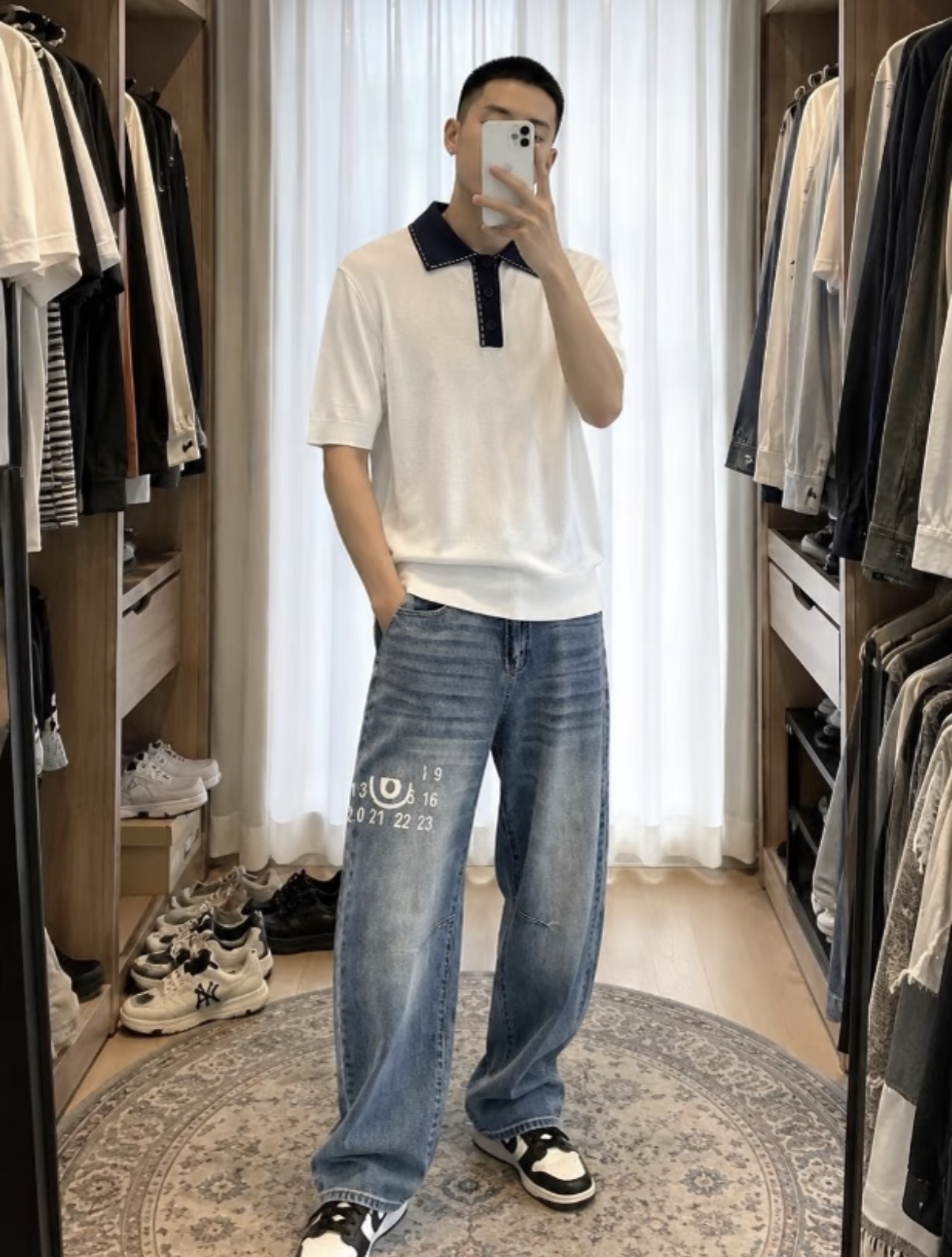 FENDI 提花标识针织POLO衫面料：采用90%粘胶纤维，5%氨纶，5%锦纶。辅料：采用定染配色牛角扣
