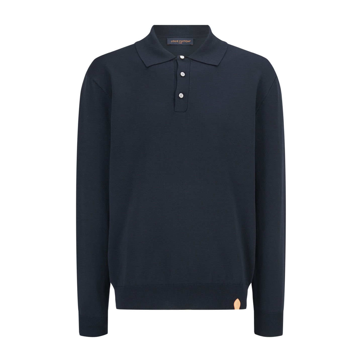 NO:912977,.LOUIS VUITTON leather label embroidered knitted POLO shirt. The fabric is made of 30% wool, 30% mulberry silk, 35% cotton, 5% nylon. The accessories leather label is made of sheepskin composite, with brand logo and embossing on the surface. The buttons are made of mother-of-pearl buttons. Craftsmanship for garment washing - remove wool impurities - solid color - fixed version - add hand feel.  This long-sleeved polo shirt is made of fine knitting that combines wool, mulberry silk and cashmere materials, with a soft touch and durability. The left hem is embellished with a VVN leather brand, evoking the brand's hard-case heritage in the details. The flexible design can easily be used for formal occasions and weekend wear.  This piece of clothing is from the Louis Vuitton Trunk series. It embodies the classic design language of the brand's hard luggage and creates a model for men's wardrobe. Exquisite craftsmanship and exquisite materials complement each other, showing elegance in a calm style, creating the iconic style of contemporary men's clothing.  Customized accessories 11 washed trademarks Customized accessories 11 pearl buttons Customized accessories 11 embossed leather label Size S-M-L-XL Color blue, louis vuitton, louis vuitton, sheepskin,19860909.LOUIS VUITTON 皮标刺绣针织POLO衫 面料采用30羊毛,30桑蚕丝,35绵,5锦纶. 辅料皮标采用羊皮复合,面上带有品牌标识,压花.纽扣采用珍珠母扣. 工艺成衣洗水-去除羊毛杂质-固色-固定版型-添加手感. 本款长袖马球衫以细腻针织融汇羊毛、桑蚕丝与山羊绒材质,兼具柔润触感与耐穿性能.左下摆点缀VVN皮革牌,于细节间唤起品牌硬箱传承.灵活设计轻松驾驭正式场合与周末穿搭.本款服装出自路易威登Trunk系列,凝萃品牌硬箱的经典设计语言,塑造男士衣橱的典范之作.精湛匠艺与考究材质相得益彰,于从容格调之中彰显儒雅,成就当代男装的标志风范. 辅料定制11洗水商标 辅料定制11珍珠纽扣 辅料定制11 压花皮标 尺码S-M-L-XL 颜色蓝,,louis vuitton,louis vuitton,sheepskin,,Men's clothing