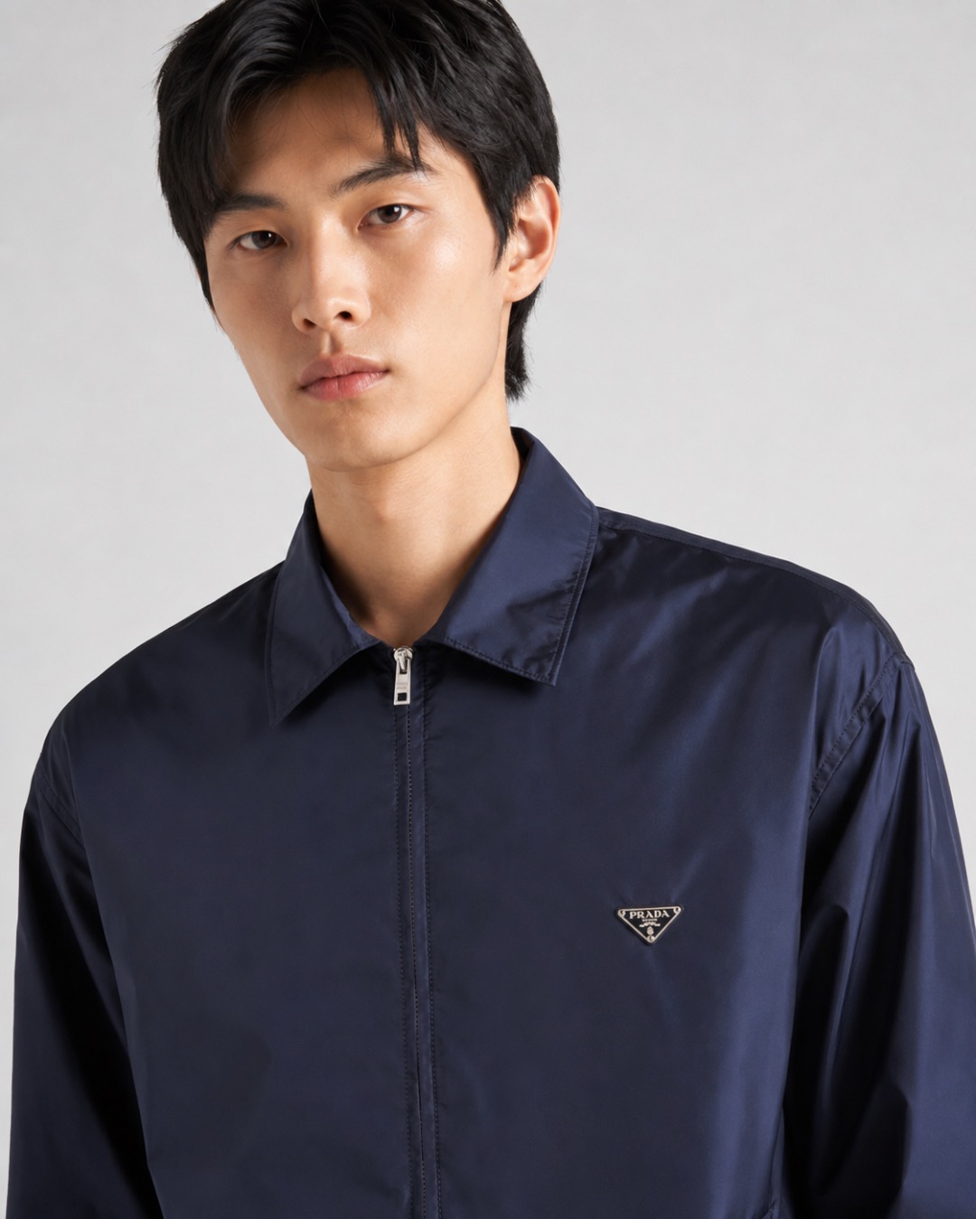 NO:938422,.PRADA's new small steel label shirt zipper jacket. The fabric face is imported regenerated nylon material. The fabric lining is made of cotton blended polyester fiber. The auxiliary materials zipper uses electroplated metal European style pulls, and the slider uses the original size 3 puller, with the brand logo electroplated and engraved on the surface. The auxiliary materials buttons are made of plastic dyeing and color spraying with four eye holes. The auxiliary materials collar steel label is made of all-steel material electroplating, folk Sanbao enamel plating process, and the bottom is matched with stainless steel round nails. Make the upper body of the clothes more comfortable. This loose-fitting regenerated nylon shirt outlines a neat and practical aesthetic style. The zipper closure design adds a modern touch, and the enameled triangular metal logo on the front is used as an iconic detail to strike a balance between innovative materials and clean silhouette. · Loose fit · Classic collar · Straight hem · . Button cuffs · Zipper closure. · Enameled triangular metal logo on the front. Accessories are customized with 11 wash marks. Accessories customized 11 electroplated zippers Accessories customized 11 electroplated steel labels Size S-M-L-XL Color black-blue, prada, jackets & coats, shirts, gold plating,19860909.PRADA 新小钢标衬衫拉链外套 面料面部进口再生尼龙材料. 面料内衬采用棉纱混纺聚酯纤维. 辅料拉链采用电镀金属欧款拉牙,拉头采用原版同尺寸3号拉头,面水电镀刻字品牌标识. 辅料纽扣采用塑胶定染喷色四眼孔. 辅料领口钢标采用全钢材料电镀而成,民间三宝琺琅电镀工艺,底部采用不锈钢圆钉搭配 让衣服上身效果更为舒适. 这款宽松版型再生尼龙衬衫勾勒利落实用的美学风格.拉链开合设计增添摩登气息,正面涂珐琅三角形金属徽标作为标志性细节,于创新材质与利落廓形之间取得平衡. ·宽松版型·经典衣领·平直底边· .纽扣袖口·拉链开合. ·正面涂珐琅三角形金属徽标. 辅料定制11洗水商标 辅料定制11电镀拉链 辅料定制11电镀钢标 尺码S-M-L-XL 颜色黑-蓝,,prada,jackets & coats,shirts,gold plating,,Men's clothing