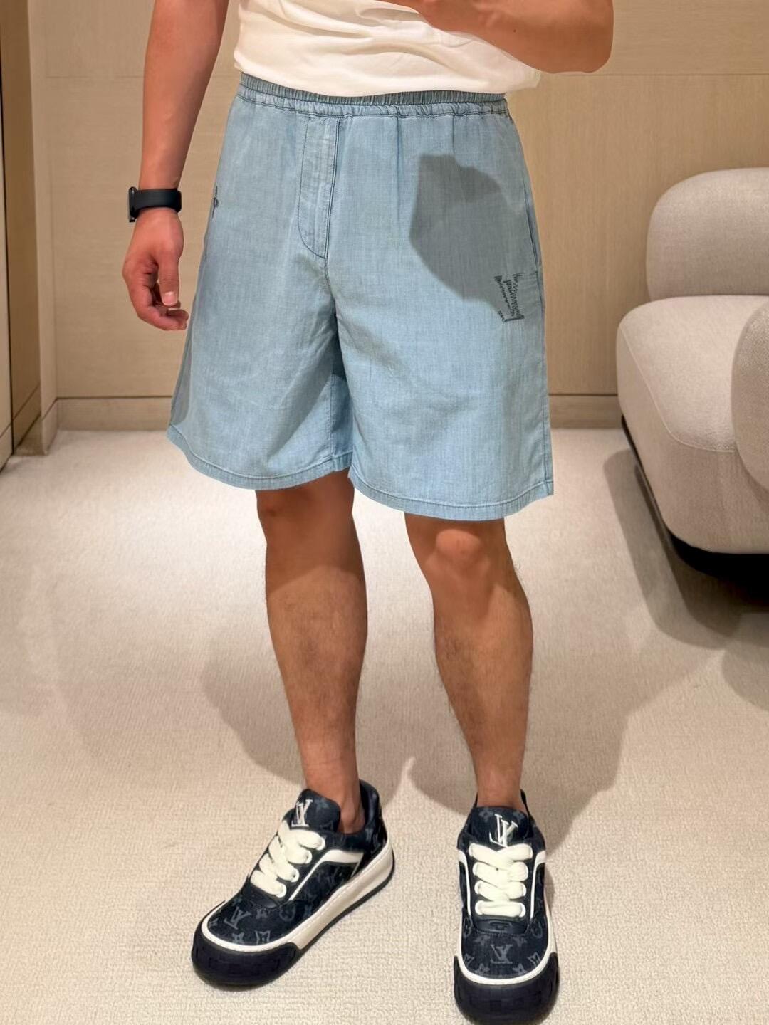NO:938420,.LOUIS VUITTON embroidered cotton washed shorts. The fabric is made of cotton yarn, custom-dyed and stir-fried cotton. The auxiliary buttons are made of mother-of-pearl buttons, and the brand logo is laser engraved on the surface. The rope is made of cotton rope custom-dyed trousers, with the same color electroplated rope buckle. The craft embroidery uses 3D three-dimensional embroidery, embellished with the brand logo. It presents a unique new design style.  These shorts are made of cotton chambray with a light texture, showing a relaxed and comfortable summer feel. The smooth silhouette and elastic waist create a comfortable wearing experience. The trouser legs are decorated with Monogram Sashiko embroidery details, which are inspired by traditional Japanese craftsmanship. Paired with the same short-sleeved shirt, it creates a casual and elegant overall look. Customized accessories 11 washed trademarks Customized accessories 11 pearlescent buttons Customized accessories 11 electroplated rope buttons  Customized craftsmanship 11 embroidery logo Customized craftsmanship 11 washing crafts Size 32-34-36-38 Color blue, Louis Vuitton, shorts, shirts, T-shirt,19860909.LOUIS VUITTON 刺绣绵布洗水短裤 面料采用绵纱定染炒色绵布料. 辅料纽扣采用珍珠母扣,面上激光刻字品牌标识.绳子采用绵绳定染裤子配色,搭配同色电镀绳扣. 工艺刺绣采用3D立体刺绣,以品牌 logo为点缀.呈现出独特的新设计风格. 本款短裤以棉质青年布演绎轻盈质地,呈现轻松惬意的夏日意趣.流畅廓形搭配弹力腰身,塑就舒适穿着体验.裤腿饰以Monogram Sashiko刺绣细节,将日本传统工艺灵感娓娓道来.与同款短袖衬衫搭配,共筑随性考究的整体造型. 辅料定制11洗水商标 辅料定制11珠光纽扣 辅料定制11电镀绳扣 工艺定制11刺绣标识 工艺定制11洗水工艺 尺码32-34-36-38 颜色蓝,,louis vuitton,shorts,shirts,T-shirt,,Men's clothing