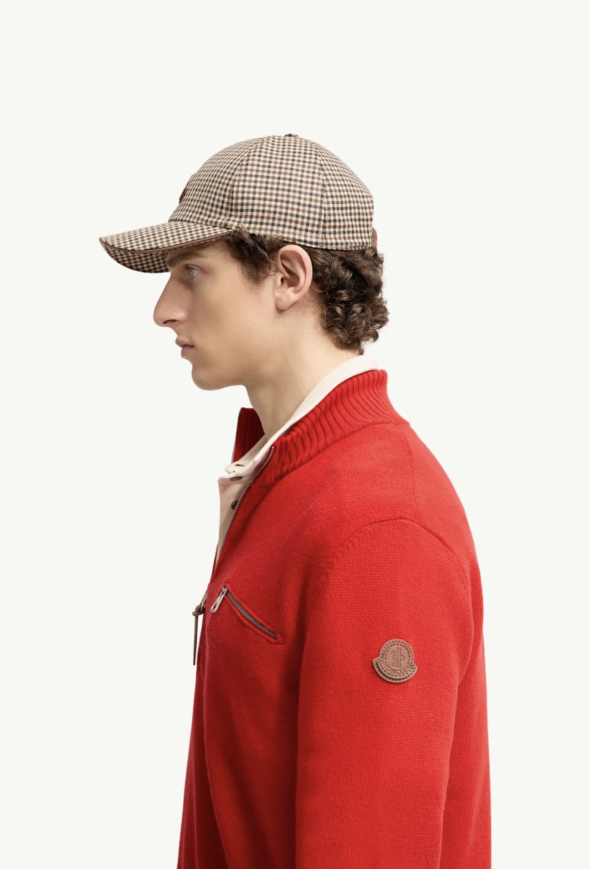 NO:947504,.MONCLER masked zipper POLO sweater. The fabric is made of 25% cashmere, 15% wool, 60% cotton. The accessory zipper adopts new European style zippers, the puller is electroplated in dark silver, and the brand logo is laser engraved on the surface. The accessory leather is made of cowhide composite, with the brand logo embossed on the surface. This half-zip turtleneck sweater is made of cow leather, wool and cashmere. As a casual essential item, it adds casualness and elegance to the outfit. Accessories are customized with 11 wash marks.  Accessories customized 11 composite leather labels Accessories customized 11 electroplated zippers Size S-M-L-X Color red, Moncler, sweaters, cowhide,19860909.MONCLER 蒙口拉链POLO针织衫 面料采用25山羊绒,15羊毛,60绵. 辅料拉链采用新欧款拉牙,拉头电镀暗银色,面上激光刻字品牌logo. 辅料皮采用牛皮复合,面上压花品牌标识. 这款半拉链高领毛衣采用牛皮革、羊毛和山羊绒制成,作为休闲必需单品,为穿搭增添随性与优雅气质. 辅料定制11洗水商标 辅料定制11复合皮标 辅料定制11电镀拉链 尺码S-M-L-X 颜色红,,Moncler,sweaters,cowhide,,Men's clothing