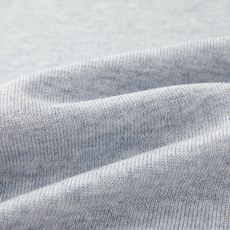 CH克罗心双袖刺绣标识针织衫 面料:采用15%羊绒,15%羊毛,70%绵纱。 辅料:主标采用头层牛皮,面上压花品牌标识。 CH克罗心双袖刺绣标识针织衫 面料:采用15%羊绒,15%羊毛,70%绵纱。 辅料:主标采用头层牛皮,面上压花品牌标识。