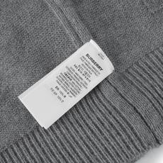 Burberry 巴宝莉战马提花标识针织毛衣 面料:采用10%羊绒,10%羊毛,80%绵纱。 工艺:提花采用正7针毛织机 Burberry 巴宝莉战马提花标识针织毛衣 面料:采用10%羊绒,10%羊毛,80%绵纱。 工艺:提花采用正7针毛织机