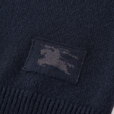 Burberry 巴宝莉战马提花标识针织毛衣 面料:采用10%羊绒,10%羊毛,80%绵纱。 工艺:提花采用正7针毛织机 Burberry 巴宝莉战马提花标识针织毛衣 面料:采用10%羊绒,10%羊毛,80%绵纱。 工艺:提花采用正7针毛织机