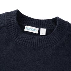 Burberry 巴宝莉战马提花标识针织毛衣 面料:采用10%羊绒,10%羊毛,80%绵纱。 工艺:提花采用正7针毛织机 Burberry 巴宝莉战马提花标识针织毛衣 面料:采用10%羊绒,10%羊毛,80%绵纱。 工艺:提花采用正7针毛织机