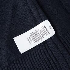 Burberry 巴宝莉战马提花标识针织毛衣 面料:采用10%羊绒,10%羊毛,80%绵纱。 工艺:提花采用正7针毛织机 Burberry 巴宝莉战马提花标识针织毛衣 面料:采用10%羊绒,10%羊毛,80%绵纱。 工艺:提花采用正7针毛织机