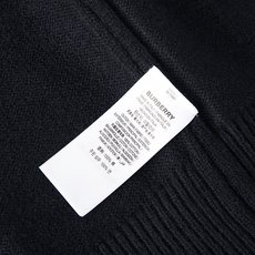 Burberry 巴宝莉战马提花标识针织毛衣 面料:采用10%羊绒,10%羊毛,80%绵纱。 工艺:提花采用正7针毛织机 Burberry 巴宝莉战马提花标识针织毛衣 面料:采用10%羊绒,10%羊毛,80%绵纱。 工艺:提花采用正7针毛织机
