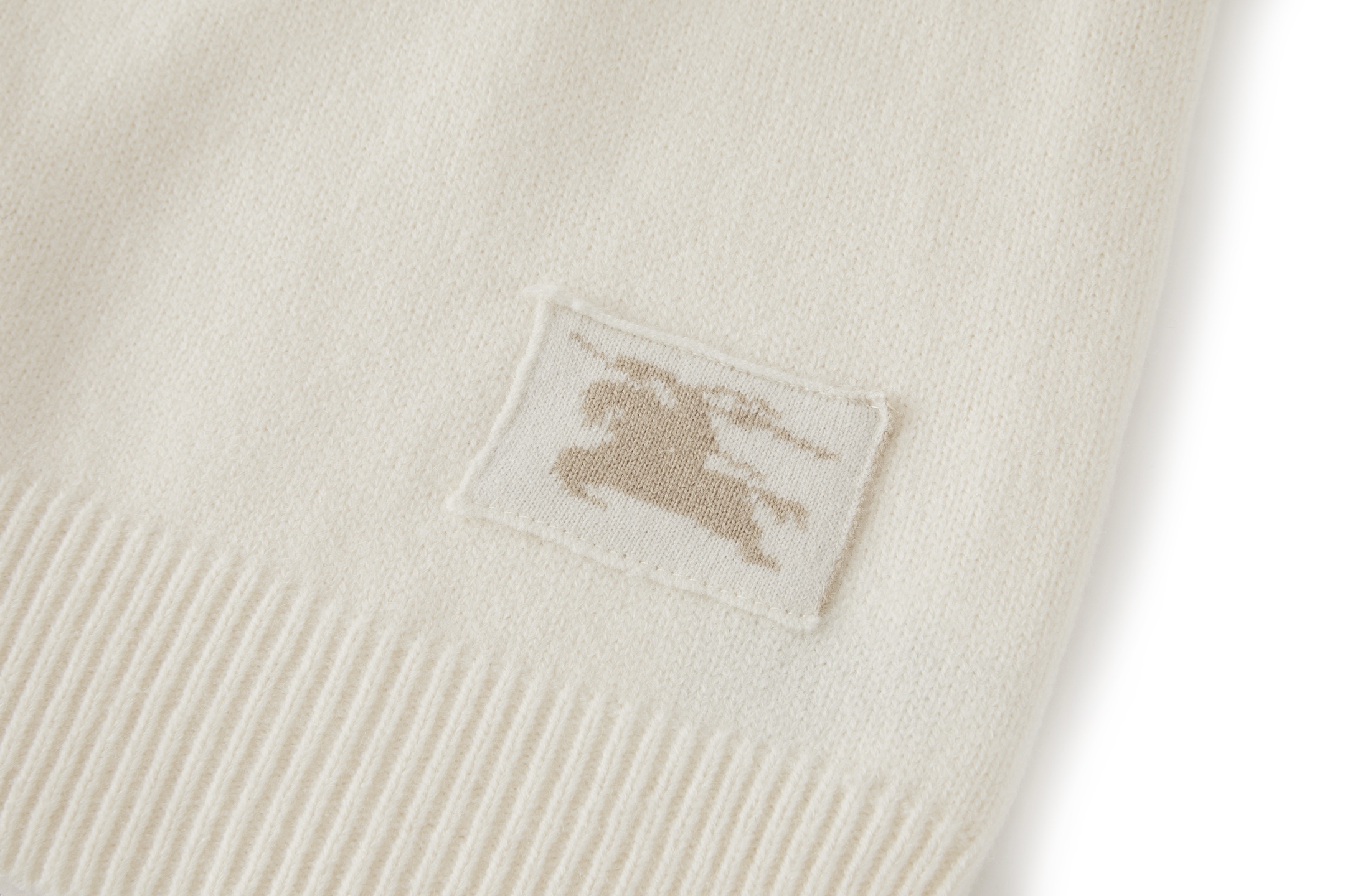 Burberry 巴宝莉战马提花标识针织毛衣 面料：采用10%羊绒，10%羊毛，80%绵纱。 工艺：提花采用正7针毛织机