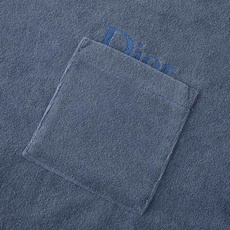 DIOR 口袋刺绣毛巾布短袖 面料:采用100%纯绵定染定织毛巾布。 面料:螺纹采用2*2高克重双纱螺纹。 工艺:刺绣采 DIOR 口袋刺绣毛巾布短袖 面料:采用100%纯绵定染定织毛巾布。 面料:螺纹采用2*2高克重双纱螺纹。 工艺:刺绣采