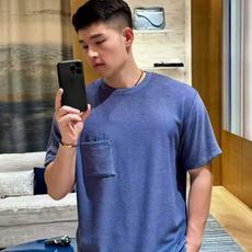 DIOR 口袋刺绣毛巾布短袖 面料:采用100%纯绵定染定织毛巾布。 面料:螺纹采用2*2高克重双纱螺纹。 工艺:刺绣采 DIOR 口袋刺绣毛巾布短袖 面料:采用100%纯绵定染定织毛巾布。 面料:螺纹采用2*2高克重双纱螺纹。 工艺:刺绣采