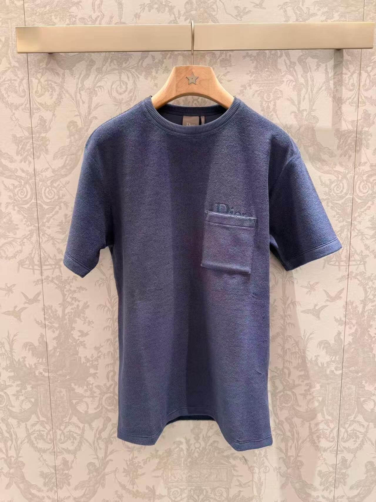 DIOR 口袋刺绣毛巾布短袖 面料：采用100%纯绵定染定织毛巾布。 面料：螺纹采用2*2高克重双纱螺纹。 工艺：刺绣采