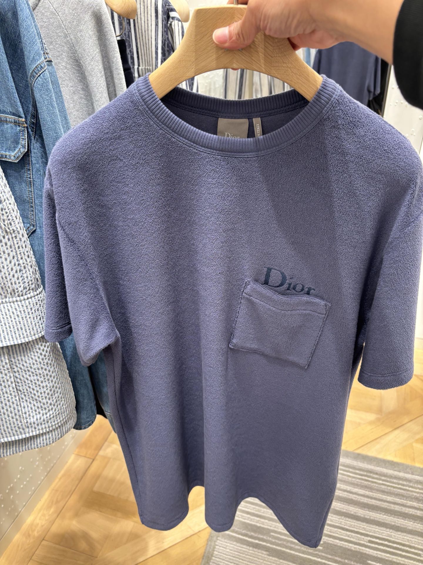 DIOR 口袋刺绣毛巾布短袖 面料：采用100%纯绵定染定织毛巾布。 面料：螺纹采用2*2高克重双纱螺纹。 工艺：刺绣采
