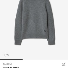 Burberry 巴宝莉战马提花标识针织毛衣 面料:采用10%羊绒,10%羊毛,80%绵纱。 工艺:提花采用正7针毛织机 Burberry 巴宝莉战马提花标识针织毛衣 面料:采用10%羊绒,10%羊毛,80%绵纱。 工艺:提花采用正7针毛织机