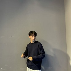 Burberry 巴宝莉战马提花标识针织毛衣 面料:采用10%羊绒,10%羊毛,80%绵纱。 工艺:提花采用正7针毛织机 Burberry 巴宝莉战马提花标识针织毛衣 面料:采用10%羊绒,10%羊毛,80%绵纱。 工艺:提花采用正7针毛织机