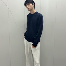 Burberry 巴宝莉战马提花标识针织毛衣 面料:采用10%羊绒,10%羊毛,80%绵纱。 工艺:提花采用正7针毛织机 Burberry 巴宝莉战马提花标识针织毛衣 面料:采用10%羊绒,10%羊毛,80%绵纱。 工艺:提花采用正7针毛织机