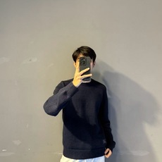 Burberry 巴宝莉战马提花标识针织毛衣 面料:采用10%羊绒,10%羊毛,80%绵纱。 工艺:提花采用正7针毛织机 Burberry 巴宝莉战马提花标识针织毛衣 面料:采用10%羊绒,10%羊毛,80%绵纱。 工艺:提花采用正7针毛织机
