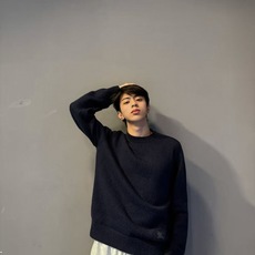 Burberry 巴宝莉战马提花标识针织毛衣 面料:采用10%羊绒,10%羊毛,80%绵纱。 工艺:提花采用正7针毛织机 Burberry 巴宝莉战马提花标识针织毛衣 面料:采用10%羊绒,10%羊毛,80%绵纱。 工艺:提花采用正7针毛织机