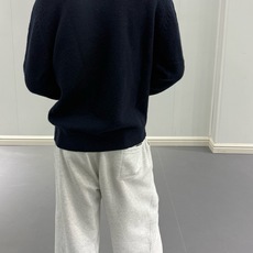Burberry 巴宝莉战马提花标识针织毛衣 面料:采用10%羊绒,10%羊毛,80%绵纱。 工艺:提花采用正7针毛织机 Burberry 巴宝莉战马提花标识针织毛衣 面料:采用10%羊绒,10%羊毛,80%绵纱。 工艺:提花采用正7针毛织机