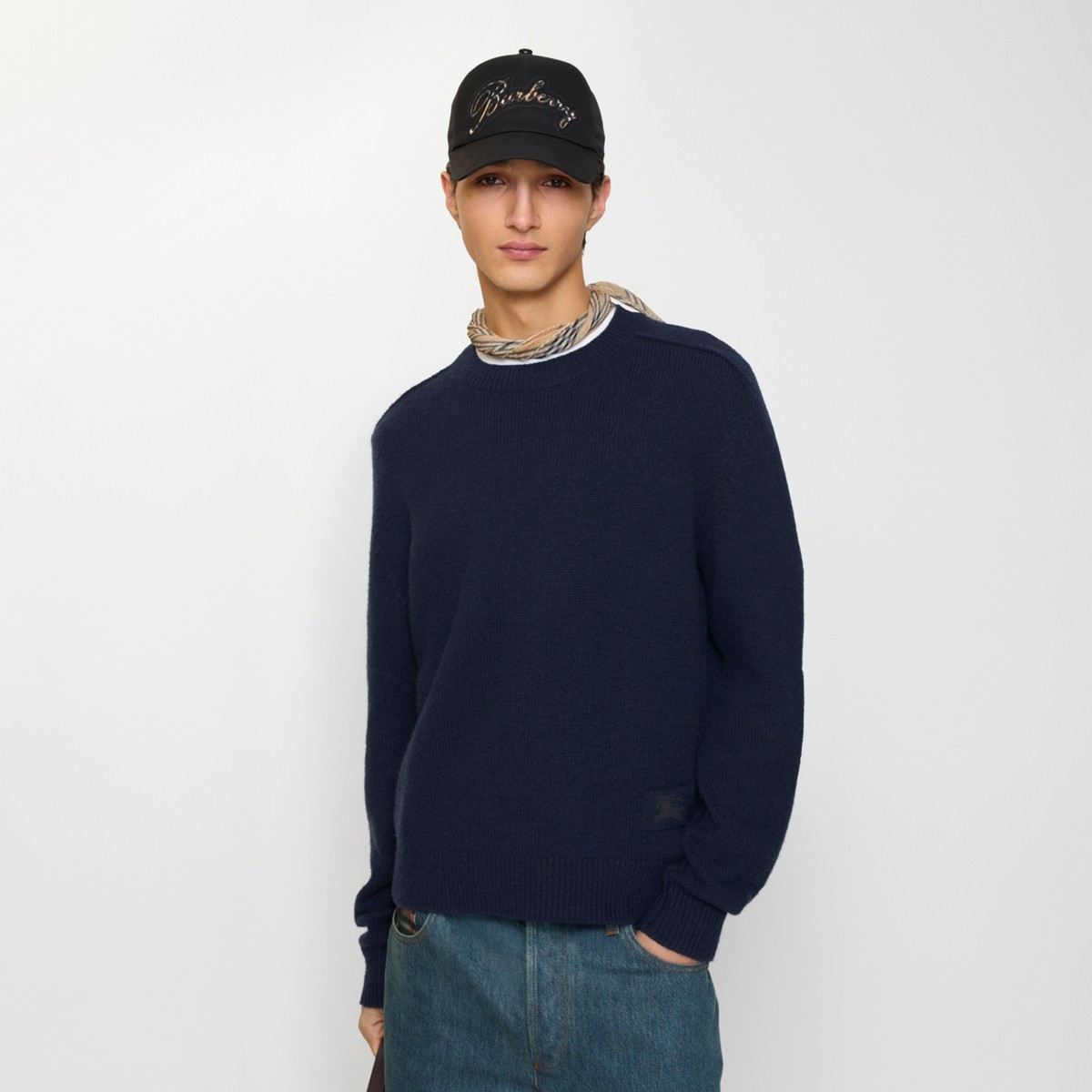Burberry 巴宝莉战马提花标识针织毛衣 面料：采用10%羊绒，10%羊毛，80%绵纱。 工艺：提花采用正7针毛织机
