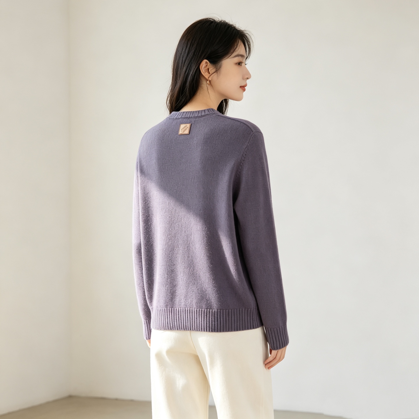 NO:954387,.LOUIS VUITTON solid-color back-neck leather label sweater. The fabric is made of cotton yarn, and the original one is custom-dyed in the same color. The auxiliary leather label is made of cowhide composite, and the brand logo is embossed on the surface. Craftsmanship garment washing, fixed version, adding hand feel and solid color. This round-neck sweater is knitted with elegant cotton solid color, slowly revealing the bright spring atmosphere. The leather label on the left back collar shows the seasonal Monogram pattern, which can be matched with all trousers, injecting elegance into daily looks.  Accessories customized 11 washable trademarks Accessories customized 11 composite leather labels Size S-M-L-XL Color blue-grey-purple-pink Must smash,,louis vuitton,cowhide,19860909.LOUIS VUITTON 纯色后领皮标针织衫 面料采用绵纱,原版定染同色. 辅料皮标采用牛皮复合,面上压花品牌标识. 工艺成衣洗水,固定版型,添加手感,固色. 这款圆领针织衫以淡雅棉质纯色针织,缓缓流露明媚春日气息.左后领皮标呈现当季 Monogram图案,可搭配所有长裤,为日常造型注入优雅格调. 辅料定制11洗水商标 辅料定制11复合皮标 尺码S-M-L-XL 颜色蓝-灰-紫-粉 必须砸锅,,louis vuitton,cowhide,,Men's clothing