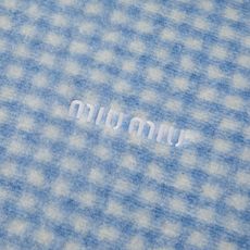 MiuMiu 格子刺绣标识拉链外套 面料:采用40%羊毛,60%绵摇粒绒。 面料:领条采用100%棉质摇粒绒。 辅料:拉 MiuMiu 格子刺绣标识拉链外套 面料:采用40%羊毛,60%绵摇粒绒。 面料:领条采用100%棉质摇粒绒。 辅料:拉