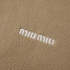MiuMiu 刺绣摇粒绒拉链外套 面料:采用70%棉,20%羊毛,10%涤纶。 面料:领条采用100%棉质摇粒绒。 辅料 MiuMiu 刺绣摇粒绒拉链外套 面料:采用70%棉,20%羊毛,10%涤纶。 面料:领条采用100%棉质摇粒绒。 辅料