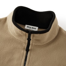 MiuMiu 刺绣摇粒绒拉链外套 面料:采用70%棉,20%羊毛,10%涤纶。 面料:领条采用100%棉质摇粒绒。 辅料 MiuMiu 刺绣摇粒绒拉链外套 面料:采用70%棉,20%羊毛,10%涤纶。 面料:领条采用100%棉质摇粒绒。 辅料