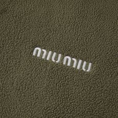 MiuMiu 刺绣摇粒绒拉链外套 面料:采用70%棉,20%羊毛,10%涤纶。 面料:领条采用100%棉质摇粒绒。 辅料 MiuMiu 刺绣摇粒绒拉链外套 面料:采用70%棉,20%羊毛,10%涤纶。 面料:领条采用100%棉质摇粒绒。 辅料