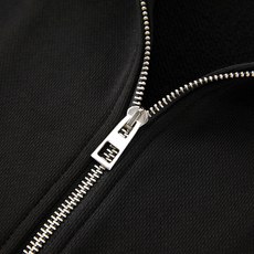 LOEWE 刺绣标识皮革抽绳拉链外套 面料:采用520克双股毛圈料,100%绵。 面料:螺纹采用1*1双纱螺纹,同缸定染 LOEWE 刺绣标识皮革抽绳拉链外套 面料:采用520克双股毛圈料,100%绵。 面料:螺纹采用1*1双纱螺纹,同缸定染