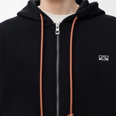 LOEWE 刺绣标识皮革抽绳拉链外套 面料:采用520克双股毛圈料,100%绵。 面料:螺纹采用1*1双纱螺纹,同缸定染 LOEWE 刺绣标识皮革抽绳拉链外套 面料:采用520克双股毛圈料,100%绵。 面料:螺纹采用1*1双纱螺纹,同缸定染