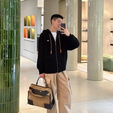 LOEWE 刺绣标识皮革抽绳拉链外套 面料:采用520克双股毛圈料,100%绵。 面料:螺纹采用1*1双纱螺纹,同缸定染 LOEWE 刺绣标识皮革抽绳拉链外套 面料:采用520克双股毛圈料,100%绵。 面料:螺纹采用1*1双纱螺纹,同缸定染