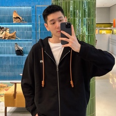 LOEWE 刺绣标识皮革抽绳拉链外套 面料:采用520克双股毛圈料,100%绵。 面料:螺纹采用1*1双纱螺纹,同缸定染 LOEWE 刺绣标识皮革抽绳拉链外套 面料:采用520克双股毛圈料,100%绵。 面料:螺纹采用1*1双纱螺纹,同缸定染