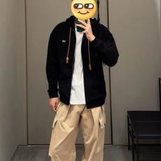 LOEWE 刺绣标识皮革抽绳拉链外套 面料:采用520克双股毛圈料,100%绵。 面料:螺纹采用1*1双纱螺纹,同缸定染 LOEWE 刺绣标识皮革抽绳拉链外套 面料:采用520克双股毛圈料,100%绵。 面料:螺纹采用1*1双纱螺纹,同缸定染
