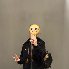 LOEWE 刺绣标识皮革抽绳拉链外套 面料:采用520克双股毛圈料,100%绵。 面料:螺纹采用1*1双纱螺纹,同缸定染 LOEWE 刺绣标识皮革抽绳拉链外套 面料:采用520克双股毛圈料,100%绵。 面料:螺纹采用1*1双纱螺纹,同缸定染