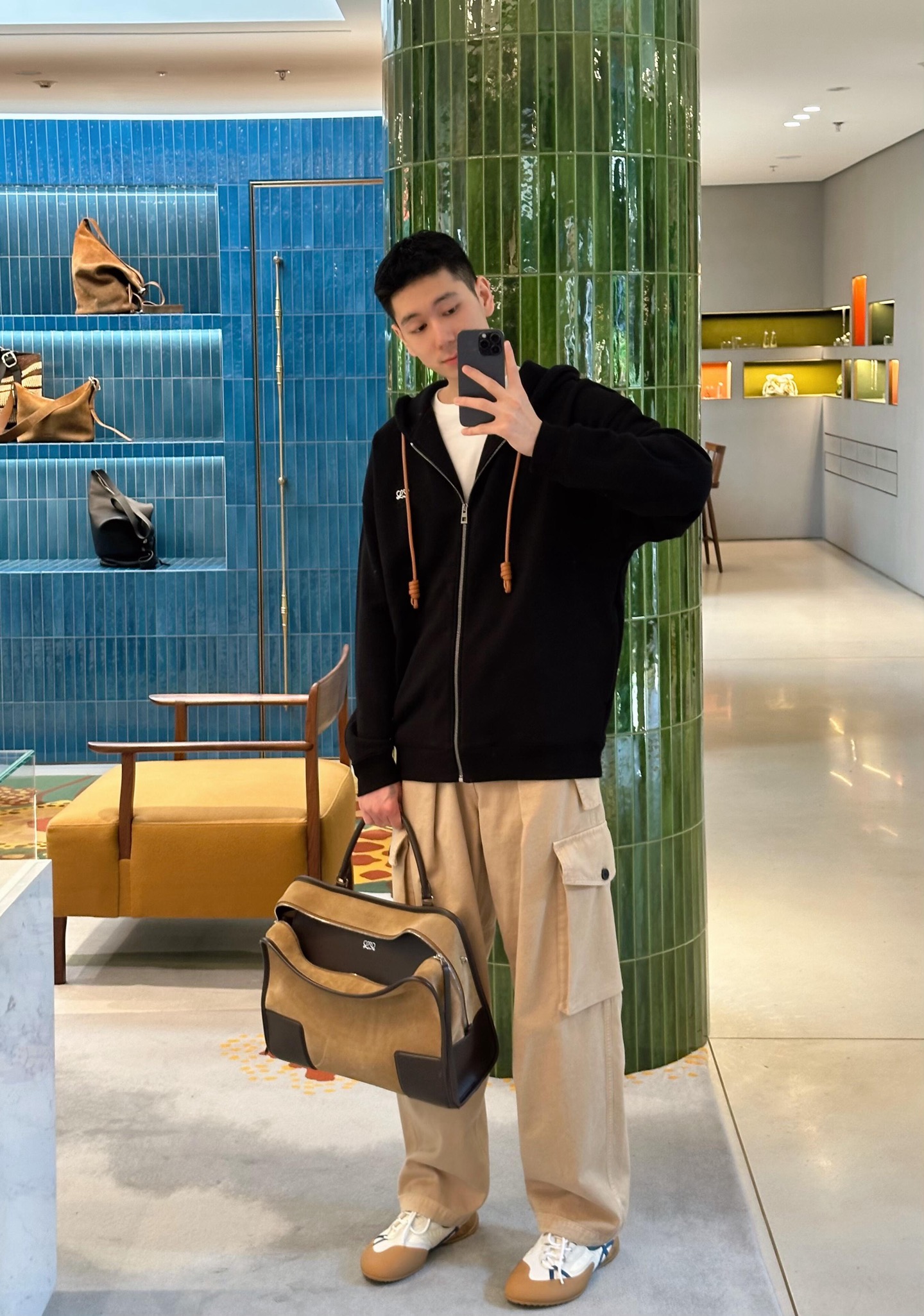LOEWE 刺绣标识皮革抽绳拉链外套 面料:采用520克双股毛圈料,100%绵。 面料:螺纹采用1*1双纱螺纹,同缸定染 LOEWE 刺绣标识皮革抽绳拉链外套 面料:采用520克双股毛圈料,100%绵。 面料:螺纹采用1*1双纱螺纹,同缸定染