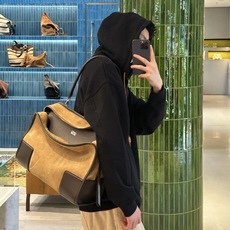 LOEWE 刺绣标识皮革抽绳拉链外套 面料:采用520克双股毛圈料,100%绵。 面料:螺纹采用1*1双纱螺纹,同缸定染 LOEWE 刺绣标识皮革抽绳拉链外套 面料:采用520克双股毛圈料,100%绵。 面料:螺纹采用1*1双纱螺纹,同缸定染
