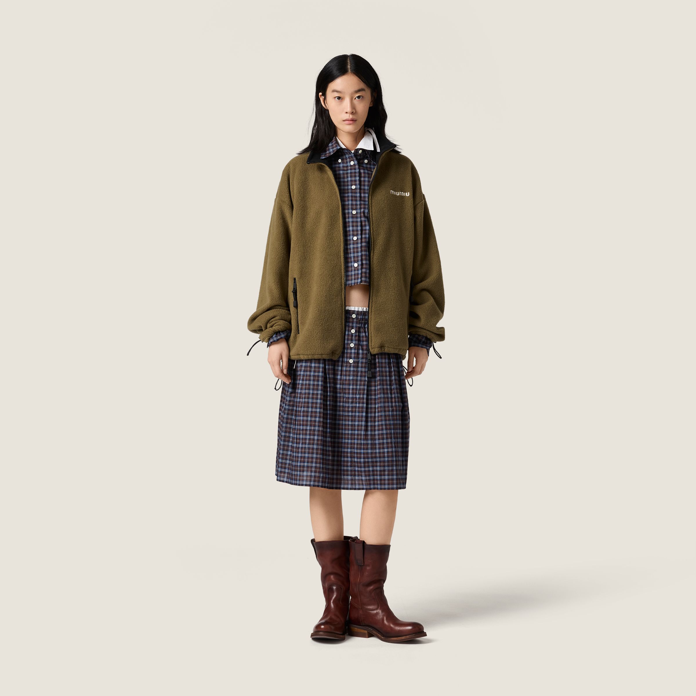 MiuMiu 刺绣摇粒绒拉链外套 面料:采用70%棉,20%羊毛,10%涤纶。 面料:领条采用100%棉质摇粒绒。 辅料 MiuMiu 刺绣摇粒绒拉链外套 面料:采用70%棉,20%羊毛,10%涤纶。 面料:领条采用100%棉质摇粒绒。 辅料