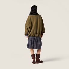 MiuMiu 刺绣摇粒绒拉链外套 面料:采用70%棉,20%羊毛,10%涤纶。 面料:领条采用100%棉质摇粒绒。 辅料 MiuMiu 刺绣摇粒绒拉链外套 面料:采用70%棉,20%羊毛,10%涤纶。 面料:领条采用100%棉质摇粒绒。 辅料