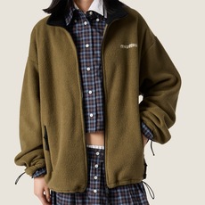 MiuMiu 刺绣摇粒绒拉链外套 面料:采用70%棉,20%羊毛,10%涤纶。 面料:领条采用100%棉质摇粒绒。 辅料 MiuMiu 刺绣摇粒绒拉链外套 面料:采用70%棉,20%羊毛,10%涤纶。 面料:领条采用100%棉质摇粒绒。 辅料