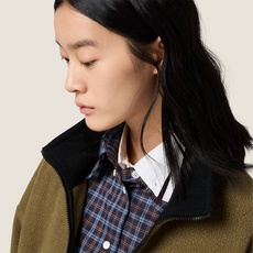 MiuMiu 刺绣摇粒绒拉链外套 面料:采用70%棉,20%羊毛,10%涤纶。 面料:领条采用100%棉质摇粒绒。 辅料 MiuMiu 刺绣摇粒绒拉链外套 面料:采用70%棉,20%羊毛,10%涤纶。 面料:领条采用100%棉质摇粒绒。 辅料