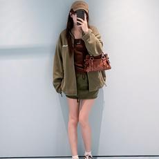 MiuMiu 刺绣摇粒绒拉链外套 面料:采用70%棉,20%羊毛,10%涤纶。 面料:领条采用100%棉质摇粒绒。 辅料 MiuMiu 刺绣摇粒绒拉链外套 面料:采用70%棉,20%羊毛,10%涤纶。 面料:领条采用100%棉质摇粒绒。 辅料