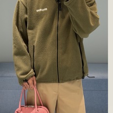 MiuMiu 刺绣摇粒绒拉链外套 面料:采用70%棉,20%羊毛,10%涤纶。 面料:领条采用100%棉质摇粒绒。 辅料 MiuMiu 刺绣摇粒绒拉链外套 面料:采用70%棉,20%羊毛,10%涤纶。 面料:领条采用100%棉质摇粒绒。 辅料